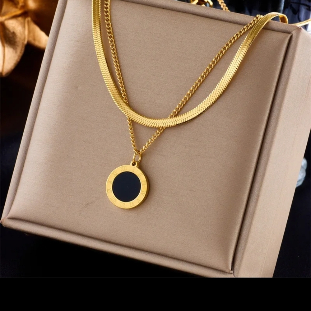 Elegant Gold and Black Pendant Necklace